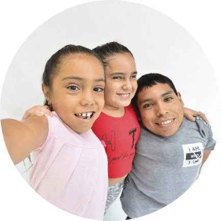 Tres chicos abrazándose